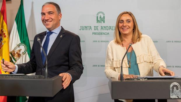 La consejera de Fomento, Marifrán Carazo, y el portavoz y consejero de la Presidencia, Elías Bendodo