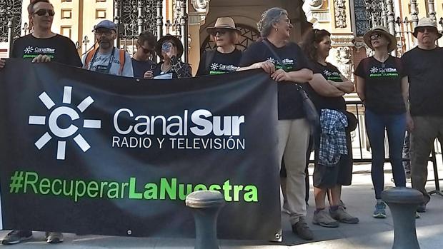 Trabajadores durante la protesta de Canal Sur