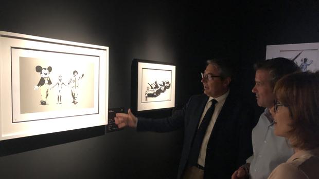 El presidente de la Diputación, Francisco Salado, y el diputado de Cultura, Víctor González, visitaron esta exposición en el centro cultural dependiente de la Diputación de Málaga