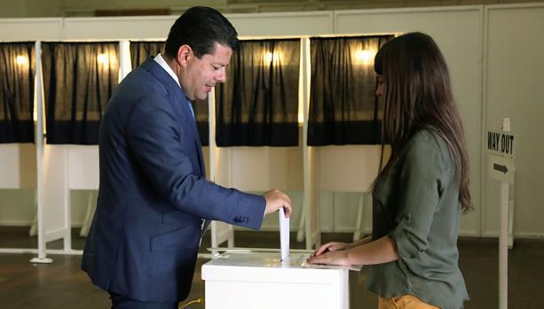 El ministro principal de Gibraltar, Fabian Picardo, deposita su voto