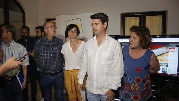 Pedro García en la sede de IU tras conocer los resultados electorales