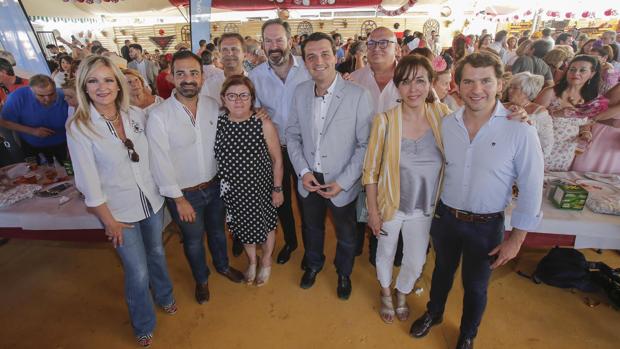 Bellido, en el centro, ayer en la Feria de Córdoba