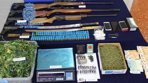 Droga, armas y otros efectos intervenidos por la Policía