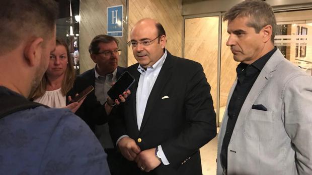 El candidato del PP en Granada, Sebastián Pérez, a la salida del Hotel Meliá.