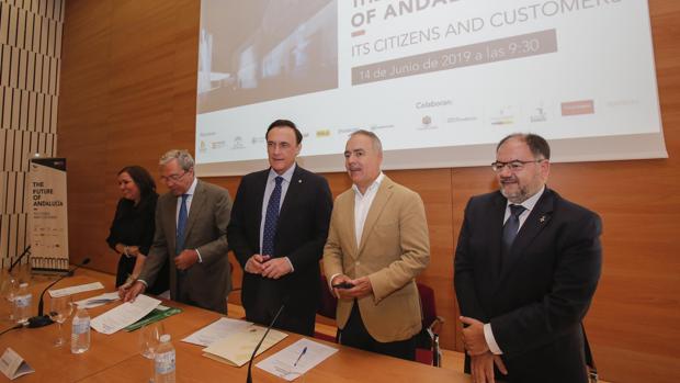 Mesa inaugural de la jornada del lunes en el Palacio de Congresos