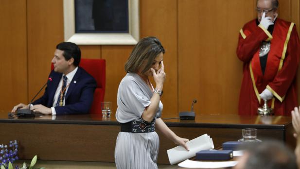 Ambrosio pasa frente a Bellido en el Pleno de investidura