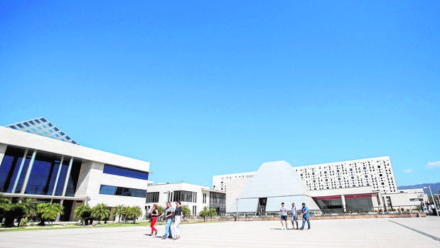 Varios trabajadores pasan frente a las instalaciones del Parque Joyero de Córdoba