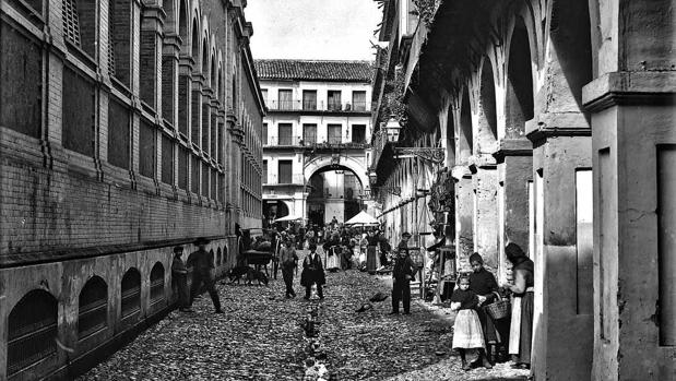 La Corredera, con el mercado en el centro, en el año 1900