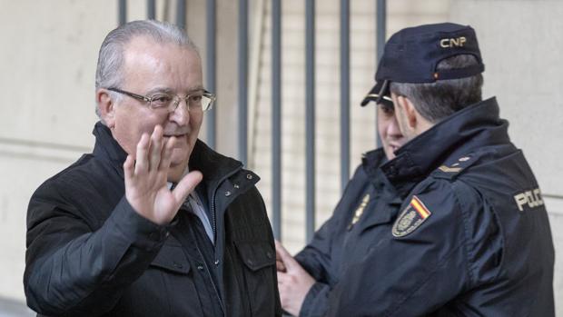 El exconsejero de Empleo Antonio Fernández a su llegada al juicio de los ERE