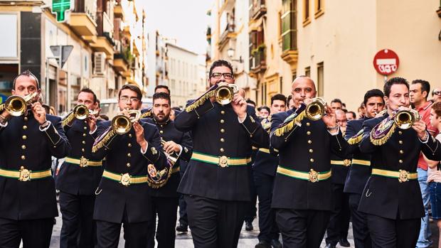 Músicos de la banda de cornetas y tambores de la Centuria Romana Macarena