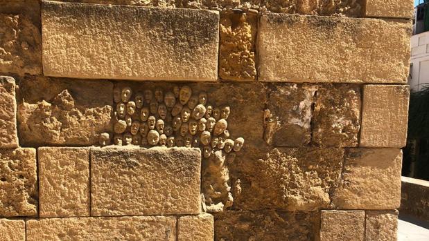 Esculturas halladas sobre la Puerta de Almodóvar