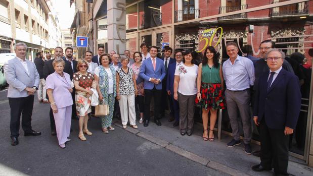 Foto de familia en el acto conmemorativo de Hotel Selu