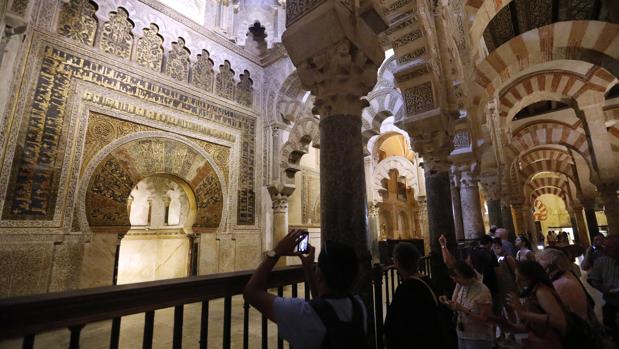 Turistas frente al mihrab de la Mezquita-Catedral de Córdoba
