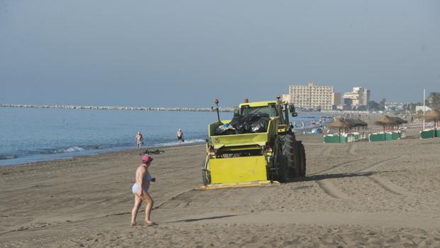 Los servicios de limpieza en las playas de Málaga el día de San Juan