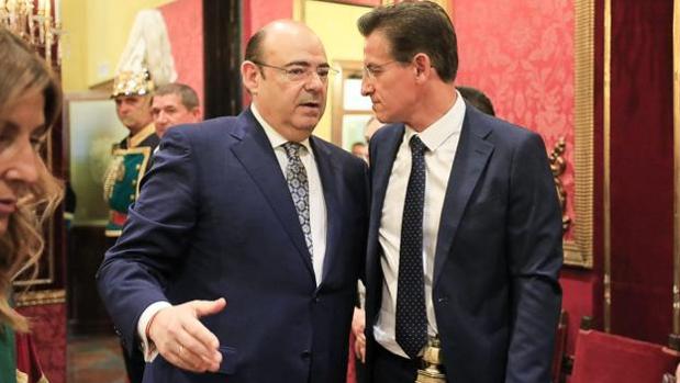 El popular Sebastián Pérez charla con el alcalde de Granada, Luis Salvador, de Ciudadanos.