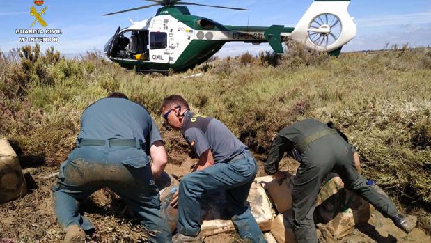 Agentes de la Guardia Civil en uno de los operativos tras localizar la droga