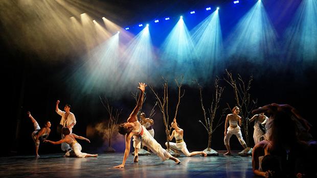 Bailarines de la Kim Bock Hee Dance Company, durante una obra