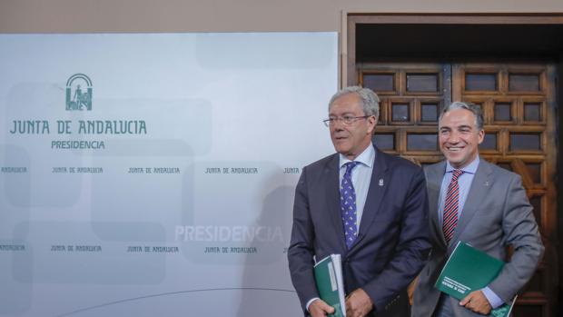 El consejero de Economía, Rogelio Velasco, junto al de Presidencia, Elías Bendodo