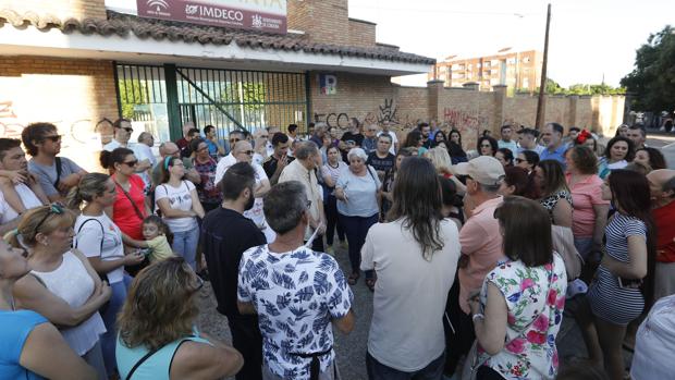 Protesta ante la piscina de la Fuensanta