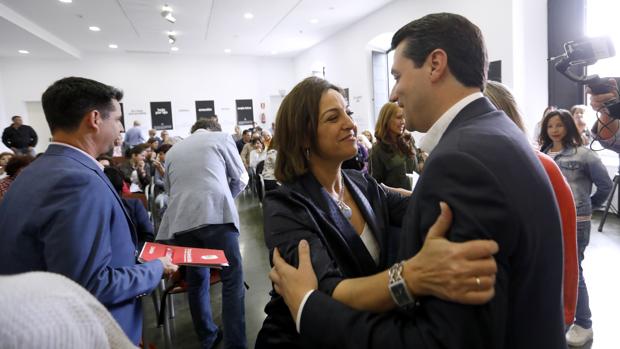 Isabel Ambrosio y José María Bellido se saludan en un acto