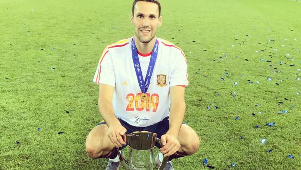 El cordobés Alfonso Pedraza posa con la copa del campeón de Europa