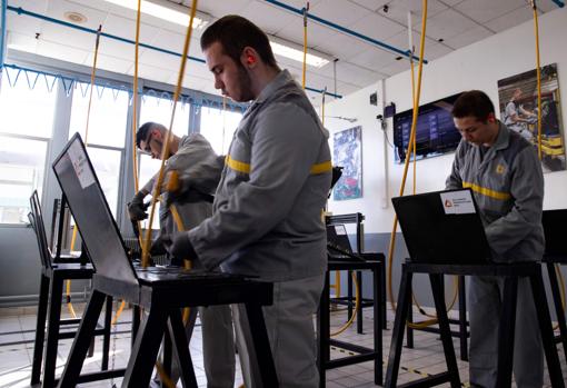 Un grupo de estudiantes ejecuta una tarea formativa