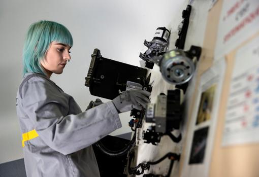 Una joven estudiante, realizando sus prácticas formativas