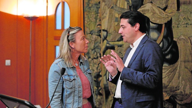 Isabel Albás y José María Bellido conversan en el Ayuntamiento