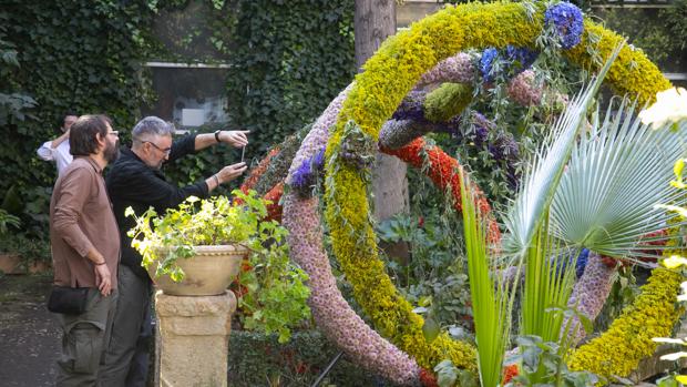 Dos visitantes en el montaje del festival Flora que se instaló en el patio de la Escuela de Arte Mateo Inurria