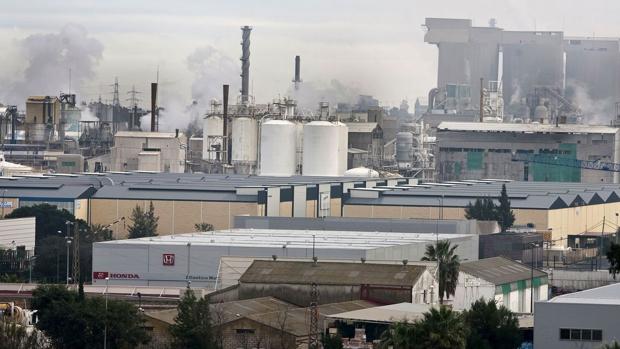 Vista parcial de empresas industriales de Huelva