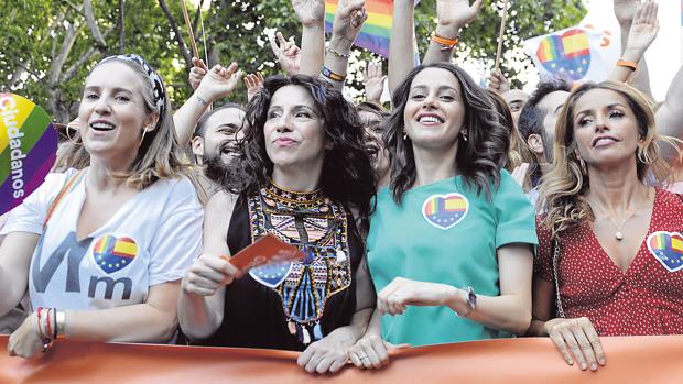 Rocío Ruiz, con camiseta negra, junto a Inés Arrimadas