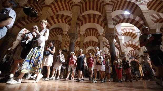 Un grupo de turistas en la Mezquita-Catedral de Córdoba