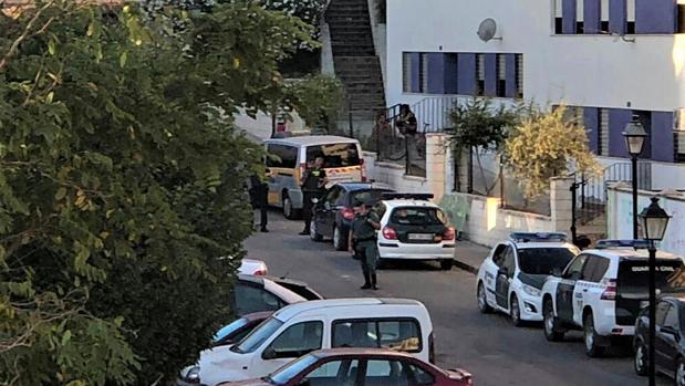 Los agentes durante la operación desarrollada en Priego
