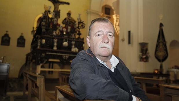 Javier Romero, junto al Cristo de las Penas en la iglesia de Santiago de Córdoba