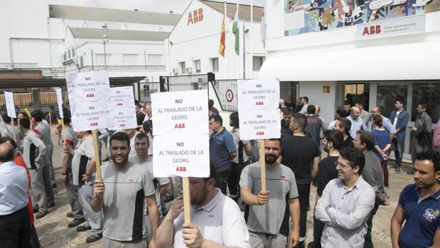 Manifestación en frente de la empresa ABB en Córdoba