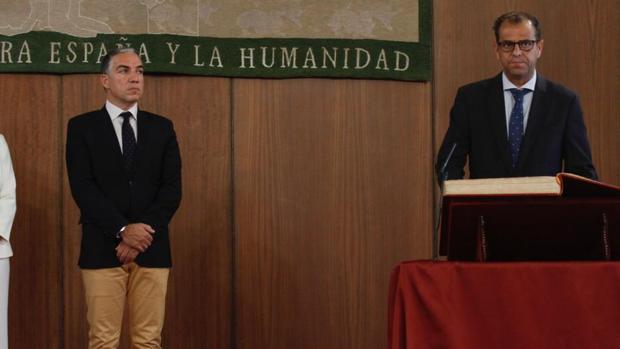 Elías Bendodo y Juande Mellado, este miércoles en el Parlamento andaluz