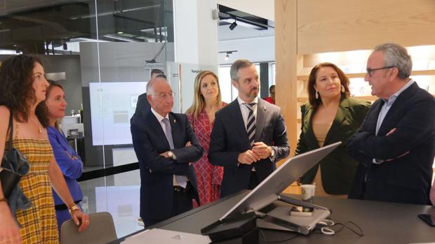 Representantes del Gobierno Andaluz han conocido el proyecto de ampliación de Cosentino
