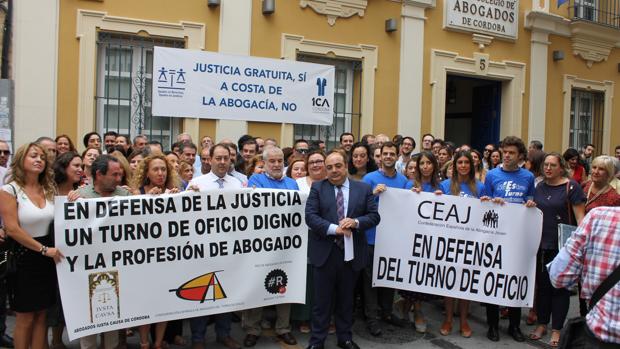Concentracion de los letradoss cordobeses a las puertas del Colegio de Abogados