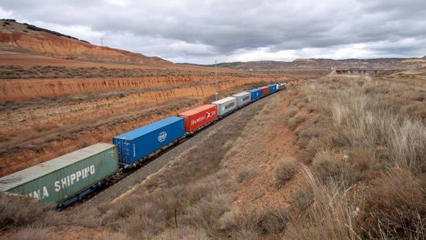 Un tren de mercancías circulando por Zaragoza, algo que sería imposible en Granada