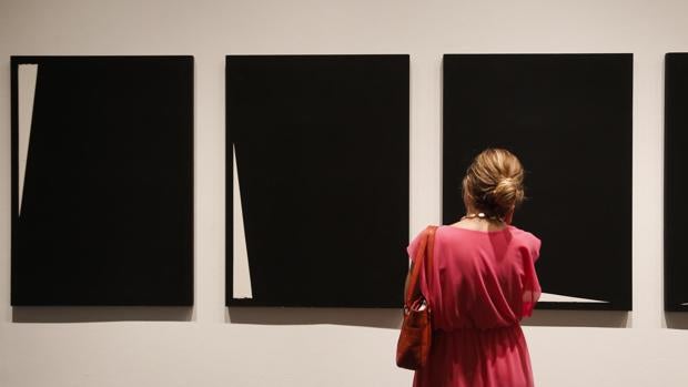 Obras de la serie «Menhires» en la exposición de Elena Asins en la sala Vimcorsa de Córdoba
