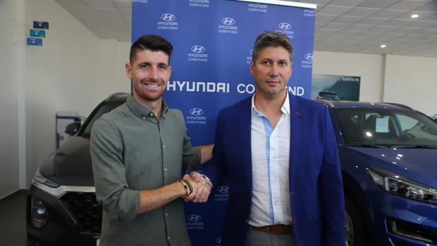Javi Flores junto a Alfonso Serrano en su presentación