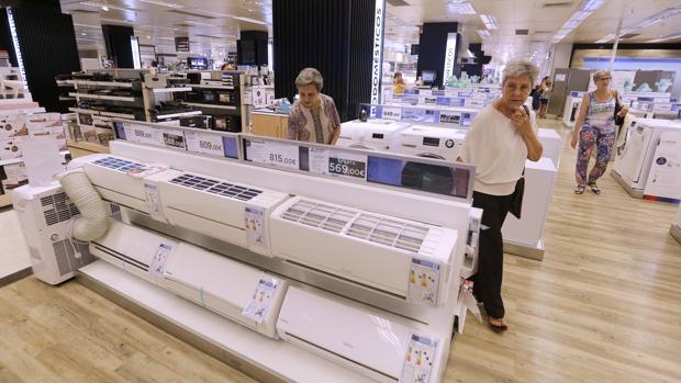 Venta de aires acondicionados en un establecimiento comercial de Córdoba