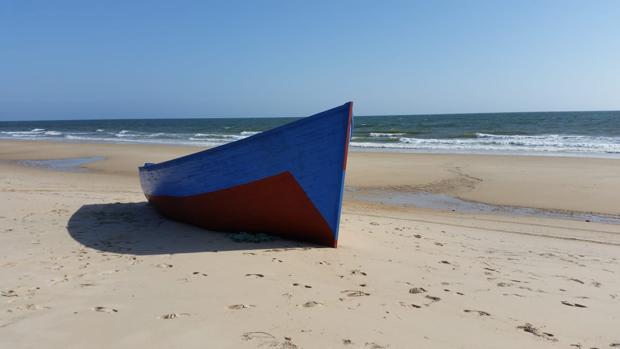 Patera encallada en la orilla del Parque Nacional de Doñana