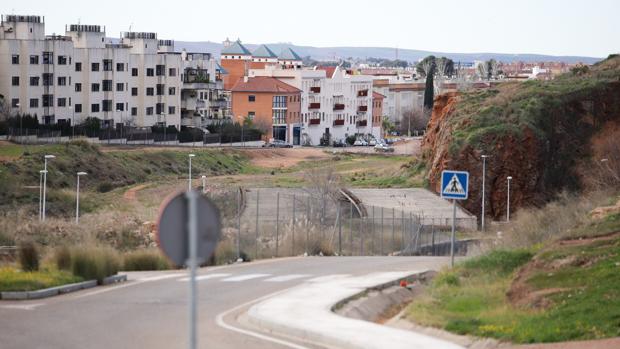 Obras paralizadas de la Ronda Norte; al fondo, Mirabueno
