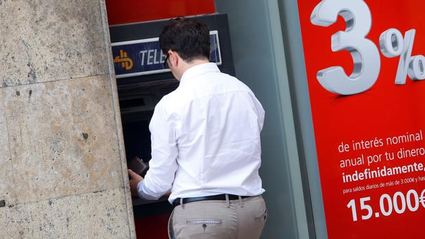 Un joven ha sido detenido por asestar diez puñaladas a un hombre cuando sacaba dinero de un cajero de Lepe