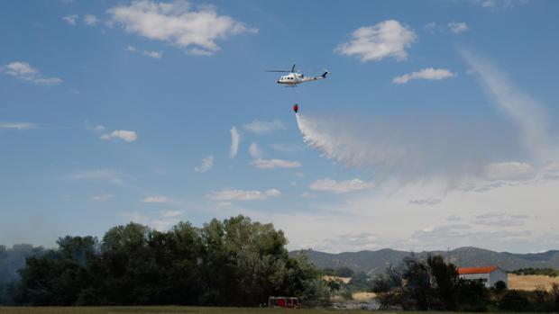 Un helicóptero trabaja en la extinción de un incendio en Córdoba