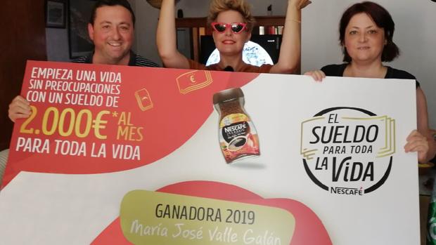 Entrega del premio a la ganadora