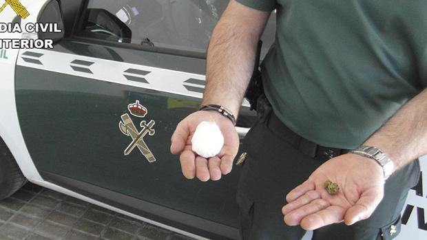 Un agente con droga intervenida en otra operación en una foto de archivo