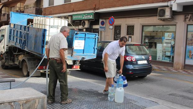 Camiones repartiendo agua entre los vecinos de Montilla