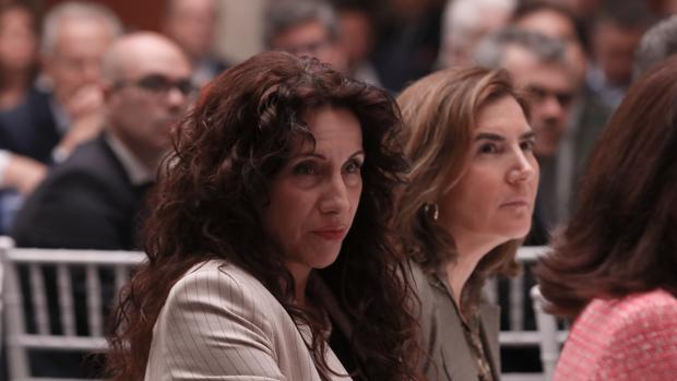 La consejera Rocío Ruiz de Igualdad, en primer término, y Rocío Blanco, Empleo, en segundo